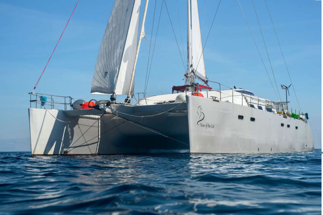 Altezza libera: il gatto autocostruito con equipaggiamento Weltumsegler ha un'altezza libera di 2,20 metri.