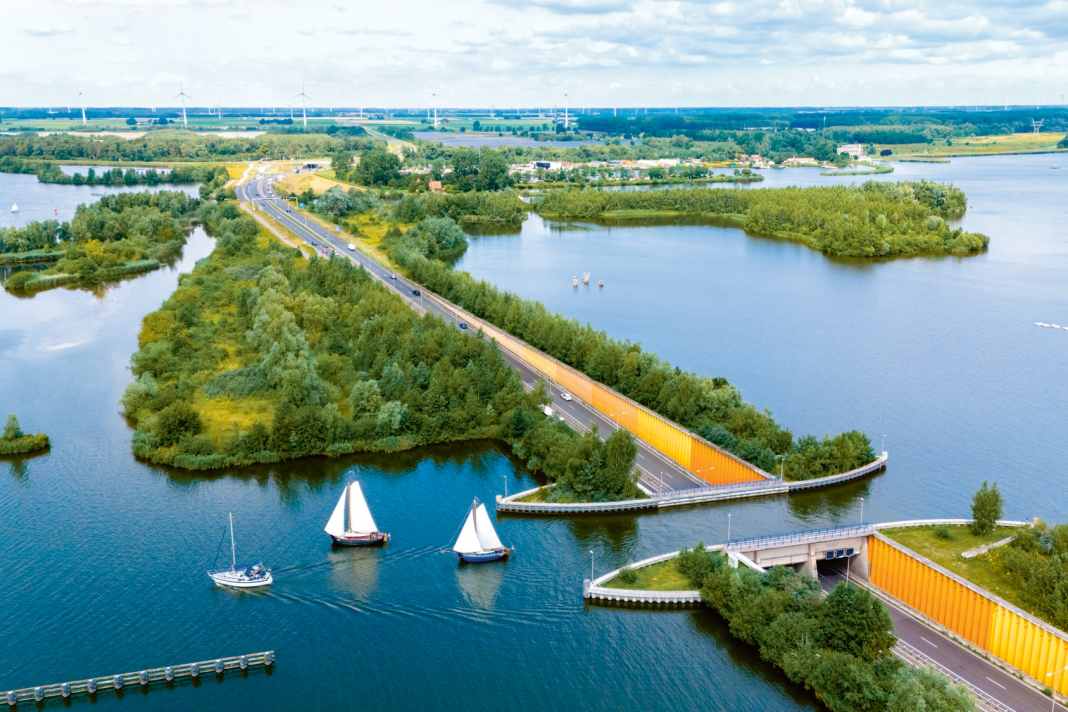 A navigable trough bridge connects the Veluwemeer with the Wolderwijd near Harderwikj.
