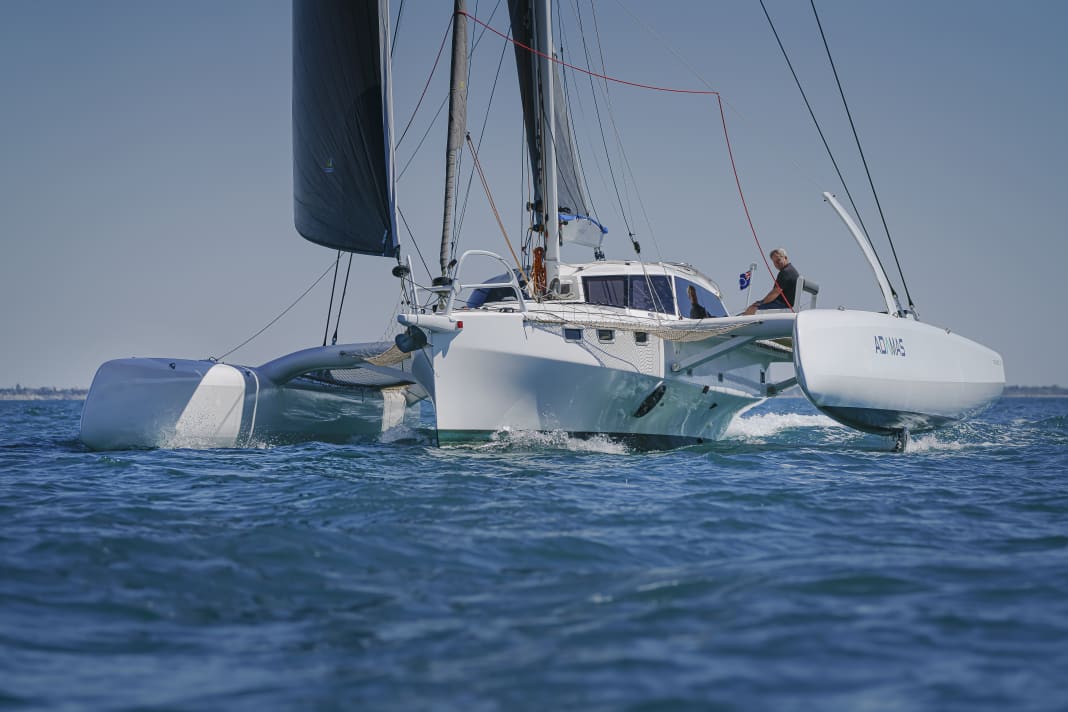 The striking hull recess towards the waterline and the massive deckhouse characterise the appearance of the central hull