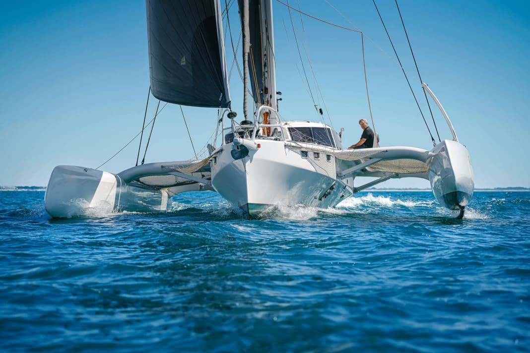 La forma delle paratie è molto accentuata verso la linea di galleggiamento. Molto volume rimane nella parte superiore sotto la sovrastruttura della cabina, piuttosto alta.