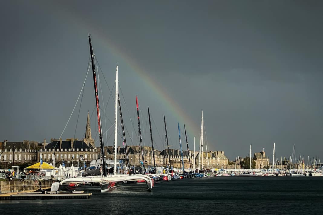 Sous un arc-en-ciel au-dessus de Saint-Malo : 115 solistes et leurs bateaux se sont rassemblés ici pour le départ de la 13e édition de la Route du Rhum, le 1er novembre.