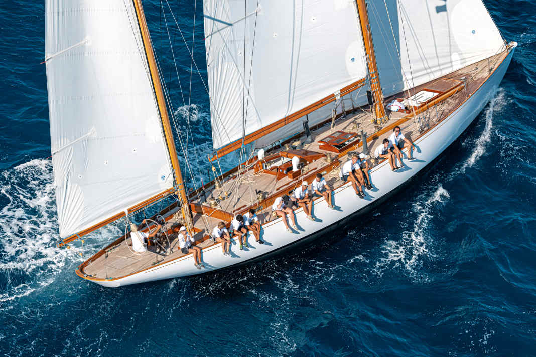 Germán Frers a fait construire le yacht conçu par son père. Lors des régates, il emmène ses enfants et petits-enfants dans l'équipage.