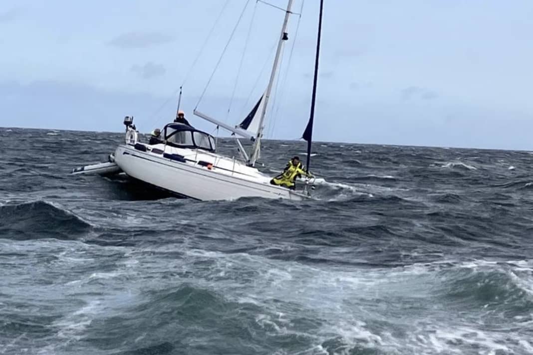 Die bei der Überführung havarierte deutsche Yacht