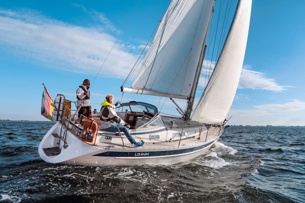1. Auf am-Wind-Kurs gehen: Zum Reffen ist der Kurs am Wind optimal. Unterliek wieder leicht lösen, falls es sehr stark durchgesetzt war, sonst kommt später viel Last auf den untersten Rutscher. Beim Einleinen-Reffsystem den Nieder­holer lösen, damit der Baum steigen kann und die Leine leichter läuft