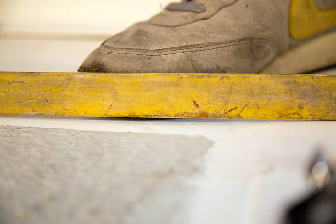 Die Latte macht deutlich, wie stark der Aufbau beim Betreten durchfedert. Hier haben sich die Glasfaserlagen vom Kern abgelöst