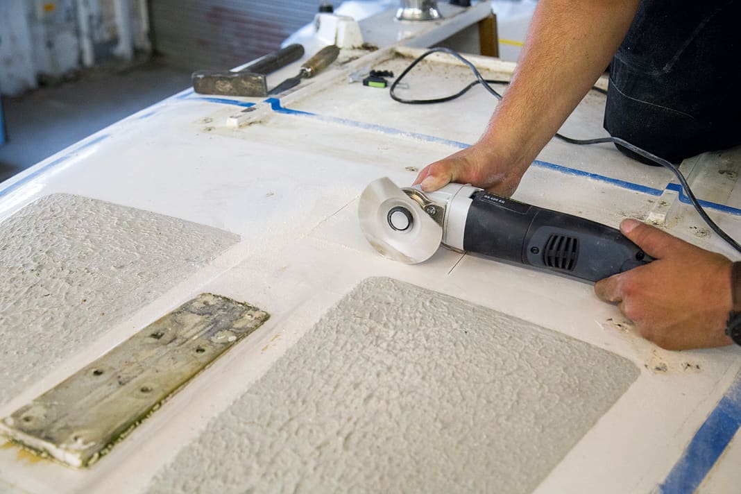 Um zu sehen, was uns erwartet, hatten wir zu Beginn der Reparatur eine kleine Pilot­öffnung ins Deck gesägt. Dieser Ausschnitt wird nun wieder einlaminiert