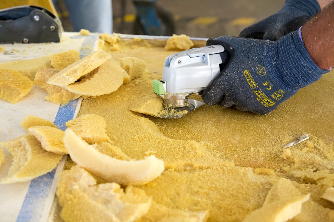 Das alte Kernmaterial kann mit der Oszillationssäge oder per Stechbeitel herausgebrochen werden. Bei Balsaholz ist etwas mehr Arbeit nötig. Das nicht verrottete Material lässt sich mit einem Stecheisen entfernen