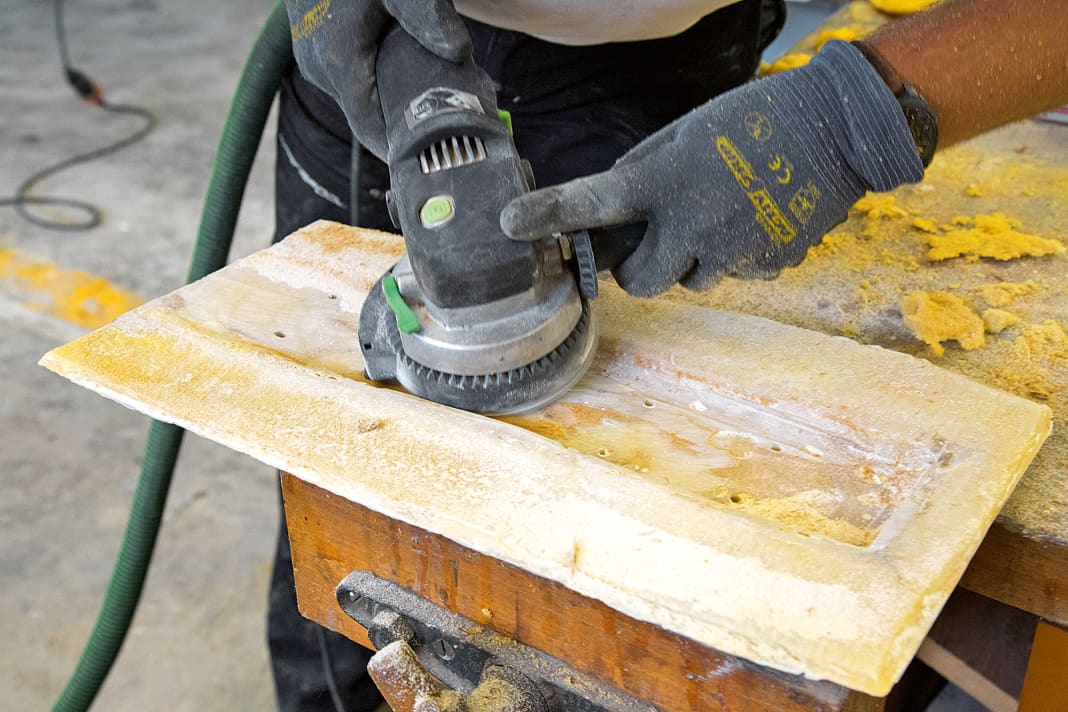 Der Mastfuß soll eine stabile Unterfütterung erhalten. Dazu muss ein Keil eingeklebt werden. Als Erstes wird die Unterseite des Decksstücks von Spachtelresten gesäubert und geschliffen