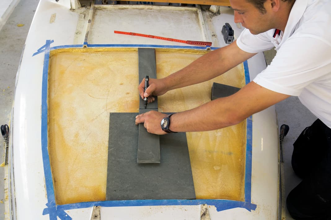 Mastfuß und Beschläge werden mit Coosa-Schaum unterfüttert. Das Material ist leichter als Sperrholz und wasserbeständig. Die Dicke entspricht der des Originalkerns