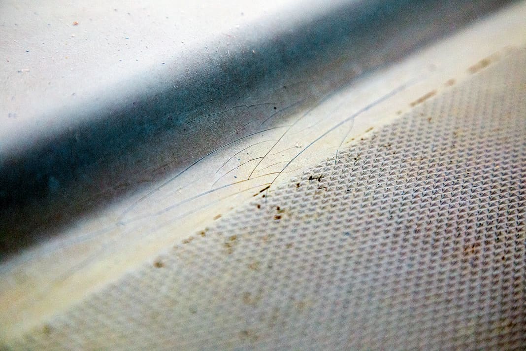 An unsightly picture: In the curves of the foredeck and the railing moulding, the gelcoat is riddled with fine cracks. Fortunately, the problem rarely occurs over such a large area