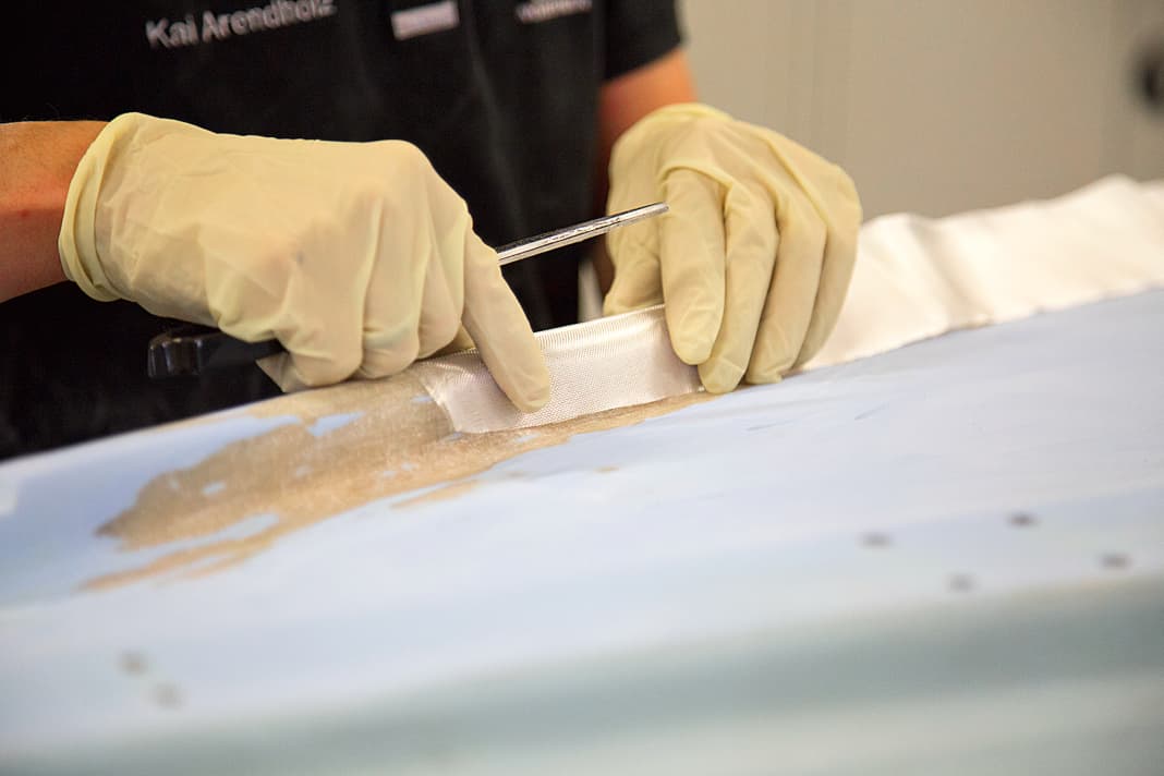 Le crepe sono un segno di sovraccarico del fragile gelcoat. Per evitare che si ripresentino, le aree danneggiate vengono colmate con fibra di vetro. Insieme alla resina epossidica, uno strato è solitamente sufficiente ...