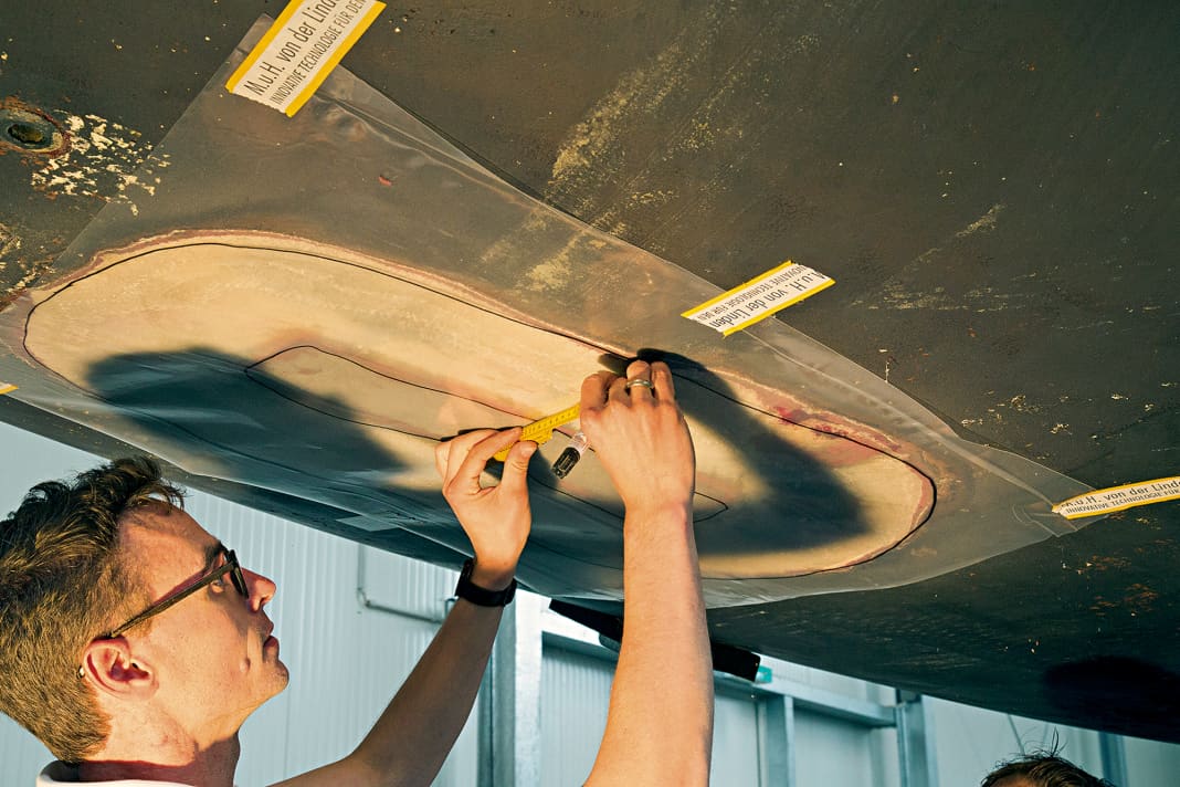Pour la découpe de la couche de verre, il faut confectionner un gabarit en film. Marquer le contour extérieur et la forme du trou, qui déterminent la position la plus grande et la plus petite de la grille.