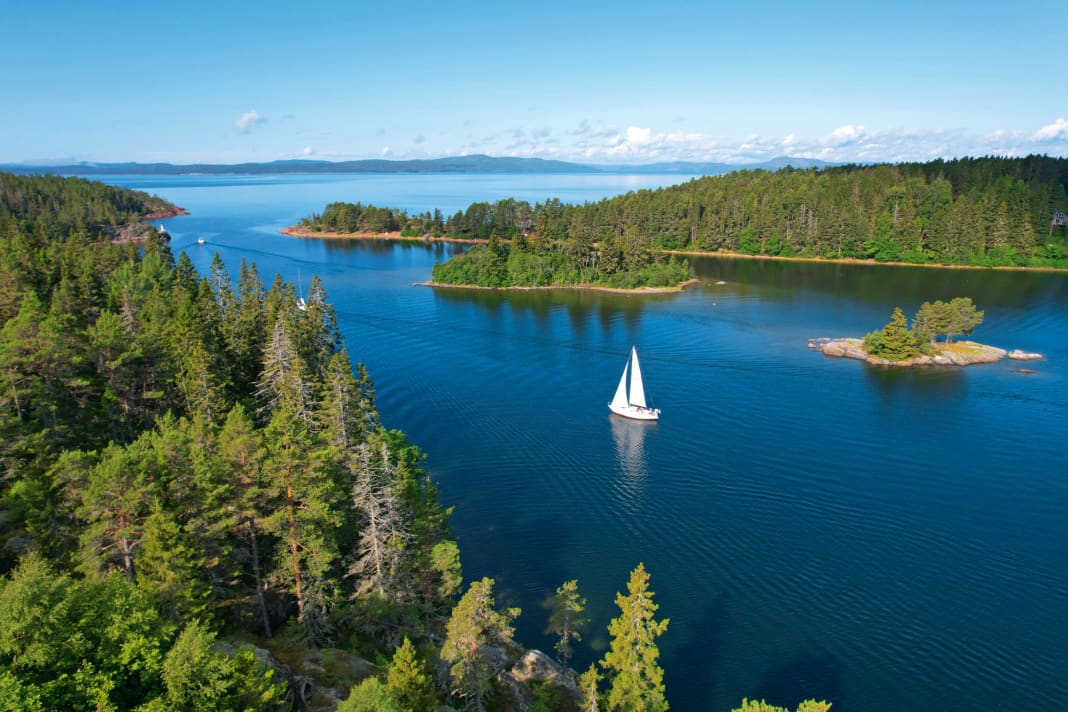 Yacht bei der Ansteuerung der schmalen Durchfahrt vor der Schäreninsel Ulvön