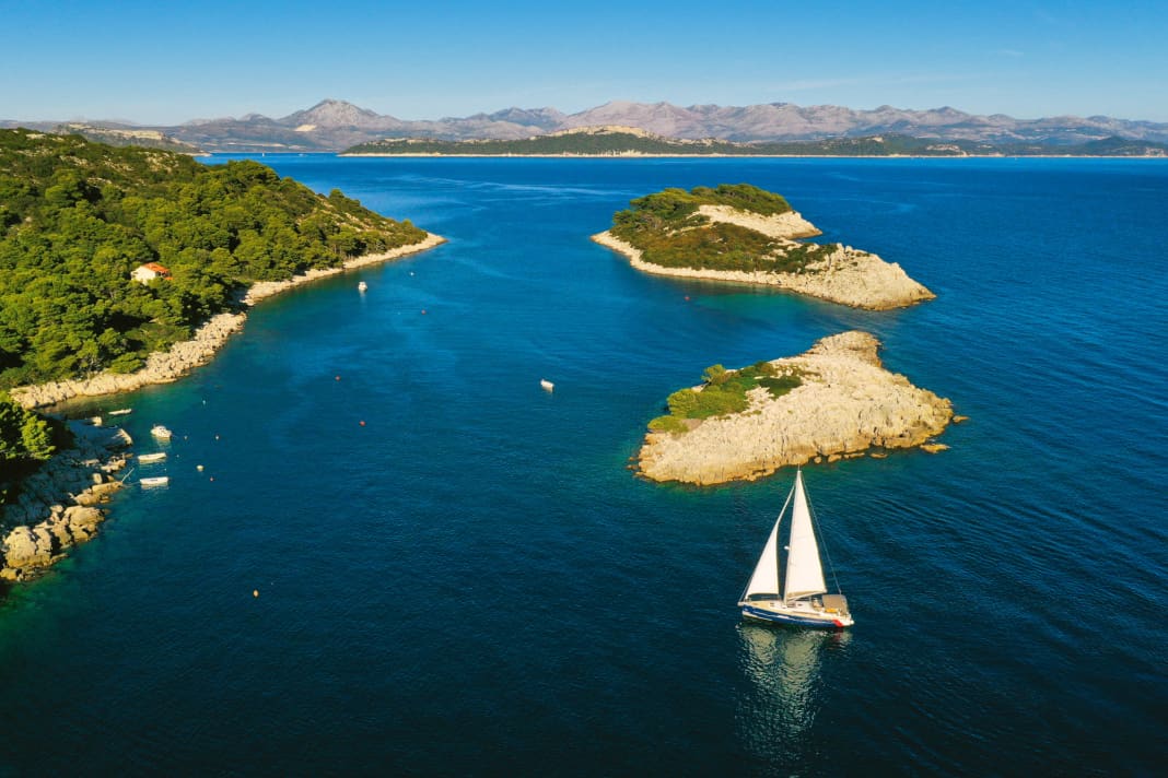 Seul au milieu de nulle part. Fin octobre, aucun autre bateau que le yacht de location ne croise dans la baie de Podskolj, au large de Mljet.