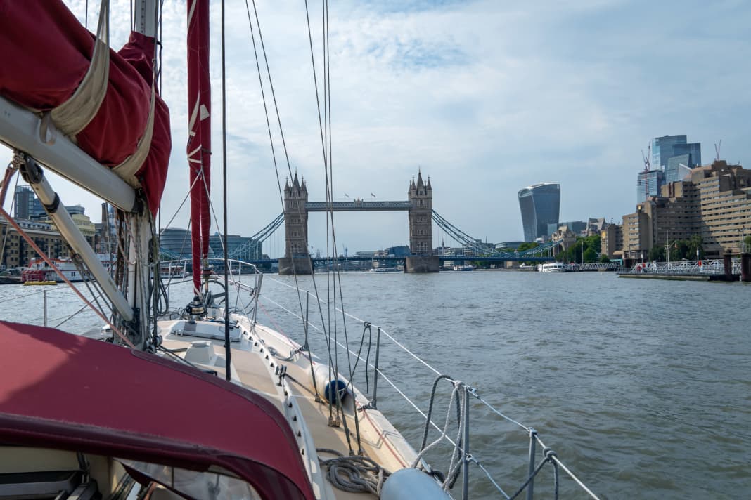 Le Tower Bridge en ligne de mire ! En yacht, Londres est facilement accessible depuis la Tamise. Et le trajet en lui-même est déjà une expérience formidable.