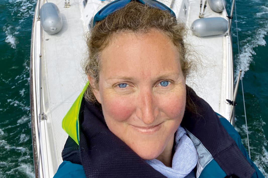 Saskia Kaden auf ihrer „Robulla“, die sie für den Törn gekauft und einem Refit unterzogen hat
