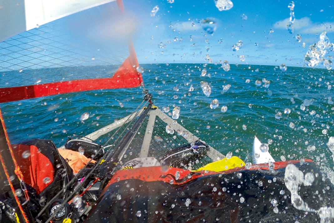 In tour, completamente imballato.  A volte lo skipper naviga attraverso il Mare dei Wadden, a volte attraverso il Mare del Nord, ma sempre vicino all'acqua.