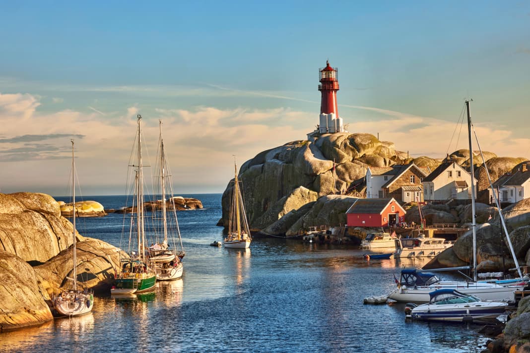 In the natural harbour of the island of Svenner, southwest of the Oslofjord, yachts find perfectly sheltered moorings behind imposing rocks