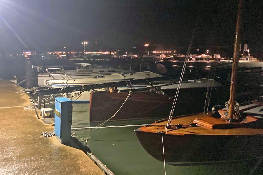 "Rémy" con l'albero abbassato a Kiel-Schilksee prima della tempesta. La classica vicina minacciava di danneggiare gravemente la nave