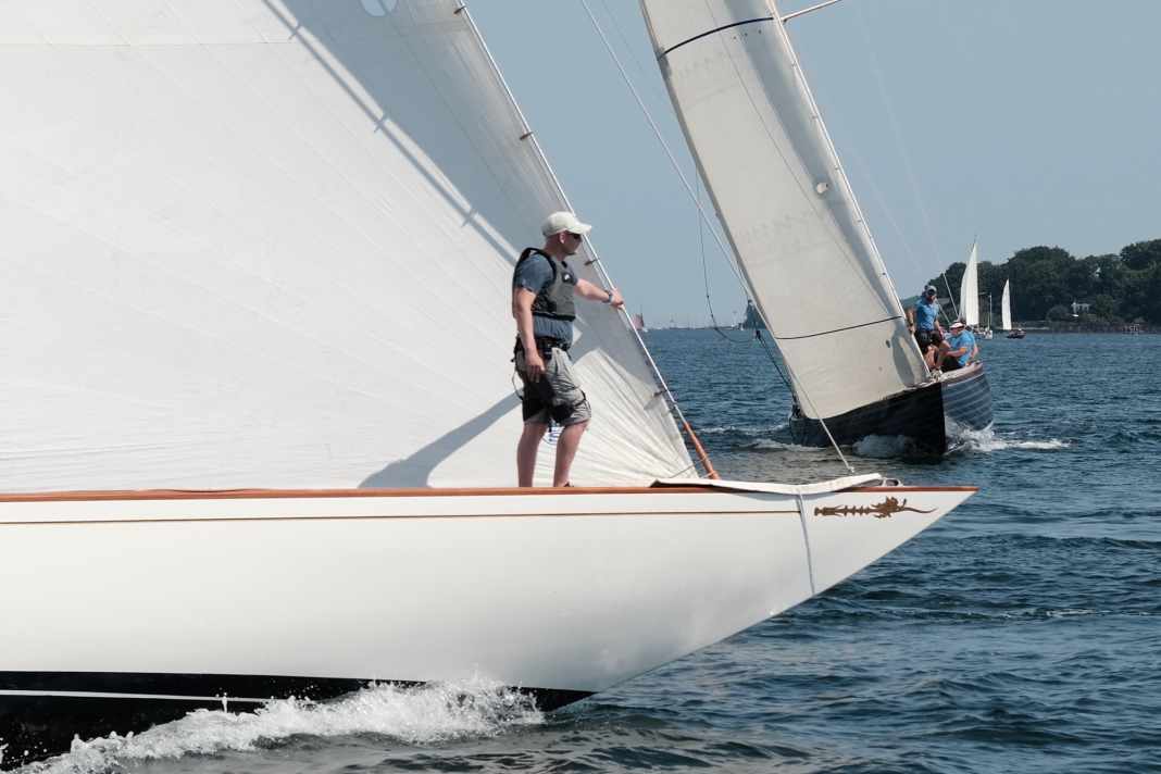 Les douze "Vanity V" et "Jenetta" (en arrière-plan).