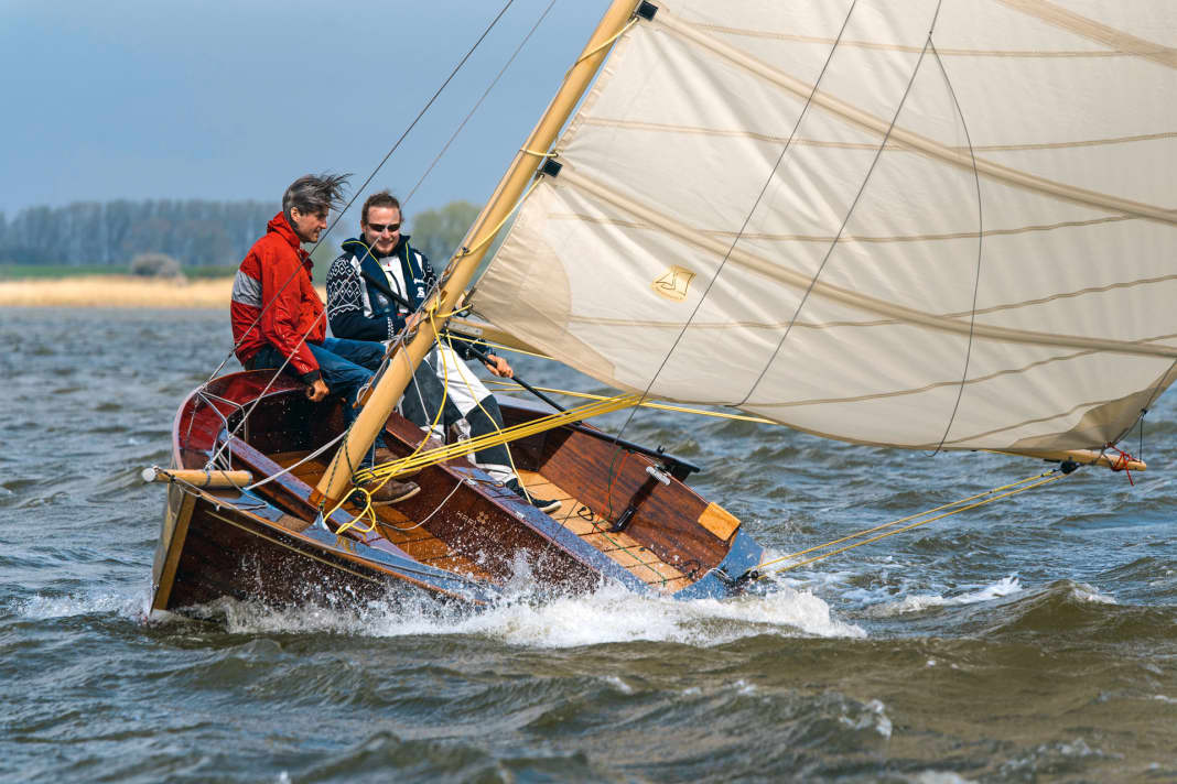 Sieht aus wie eine Jolle, liegt aber dank Kiel stabil im Wasser