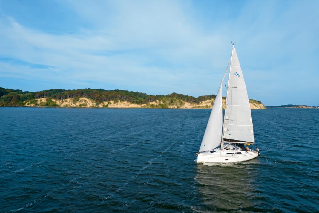 Bei starkem Nordostwind wird es bisweilen ruppig auf dem Bodden. Auf raumem Kurs kommt die Yacht ordentlich in Fahrt. Hinten ragen die steilen Ufer bei Groß Zicker empor