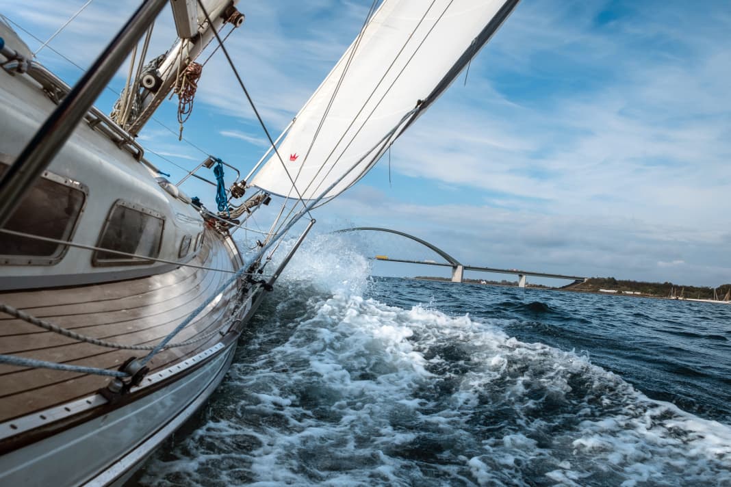 Fehmarnsund: Die Insel am Nordwestende der Lübecker Bucht hat mehrere Häfen. Neben der  Brücke knapp noch zu sehen ist die Marina Fehmarnsund der Bootswerft Schaich