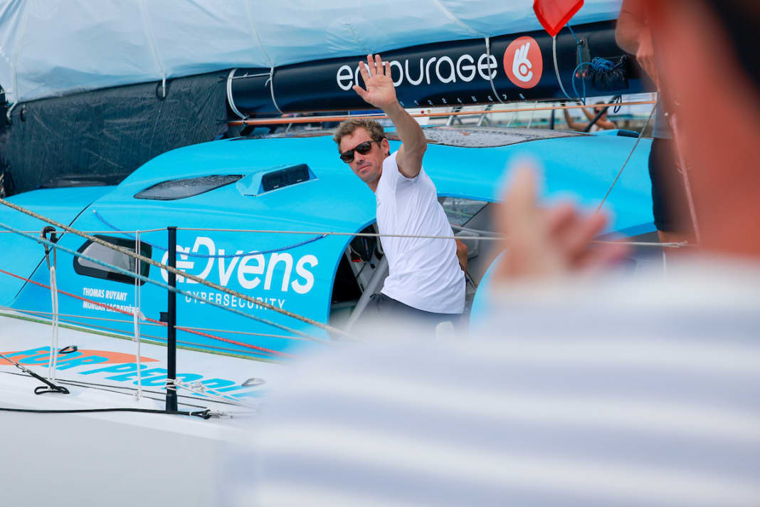 Hier winkt Thomas Ruyant