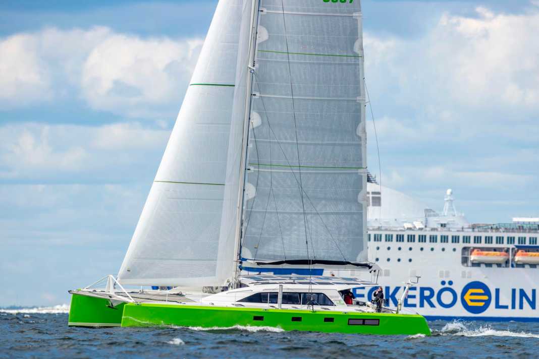 Gorm Gondesens "Nica" holte im stürmischen RORC Baltic Sea Race den Multhull-Rekord.