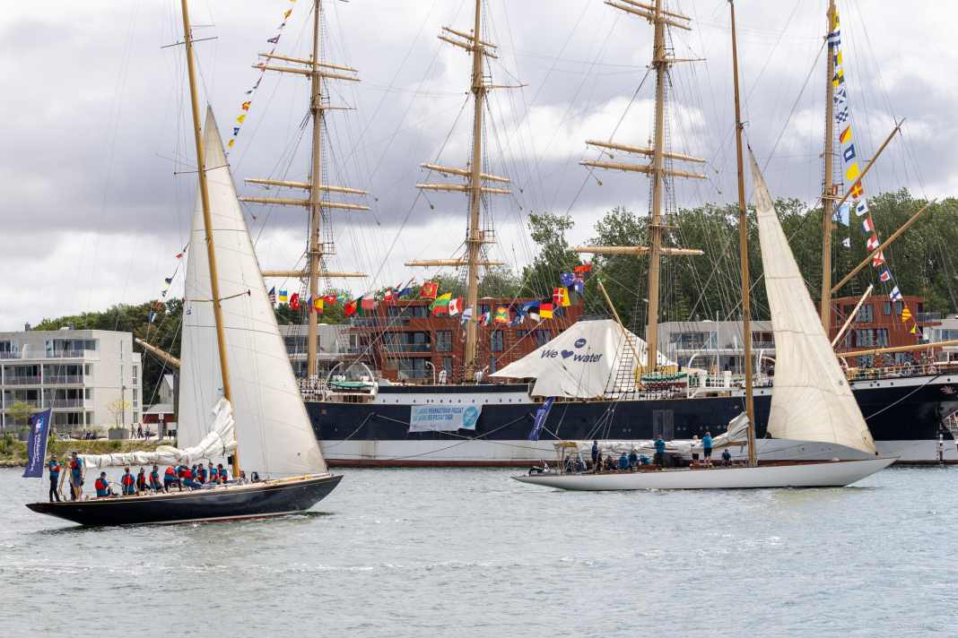 En raison des fortes rafales, les voiliers de classe 12 n'ont pu prendre le départ qu'avec leurs voiles d'avant.