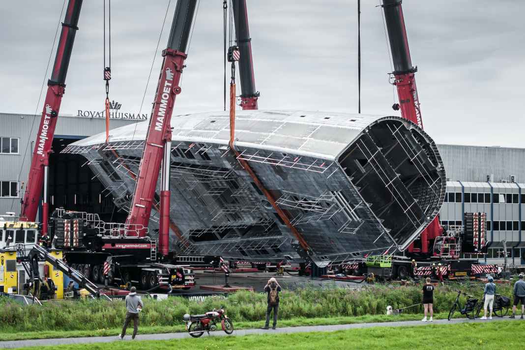 Projekt 410: Hier zeigt sich die 61 Meter lange Hauptsektion des 85 Meter langen Alurumpfs. Das Drehen vor den Royal-Huisman-Hallentoren in Vollenhove war großes Kino