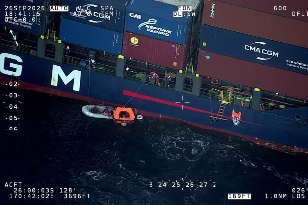 Dopo quasi un giorno e mezzo trascorso sulla scialuppa e sulla zattera di salvataggio, l’equipaggio in difficoltà è stato tratto in salvo da una nave da carico.