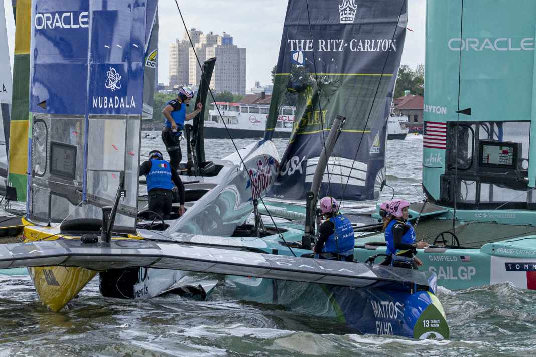 Crash inédit en SailGP : avec les équipes des Etats-Unis, d'Italie et du Brésil, ce ne sont pas moins de trois bateaux qui sont entrés en collision au départ de la troisième course, ce qui a eu de lourdes conséquences. Selon la ligue, aucun des athlètes n'a été gravement blessé. En ce qui concerne les bateaux, la situation était différente dans la "pile".