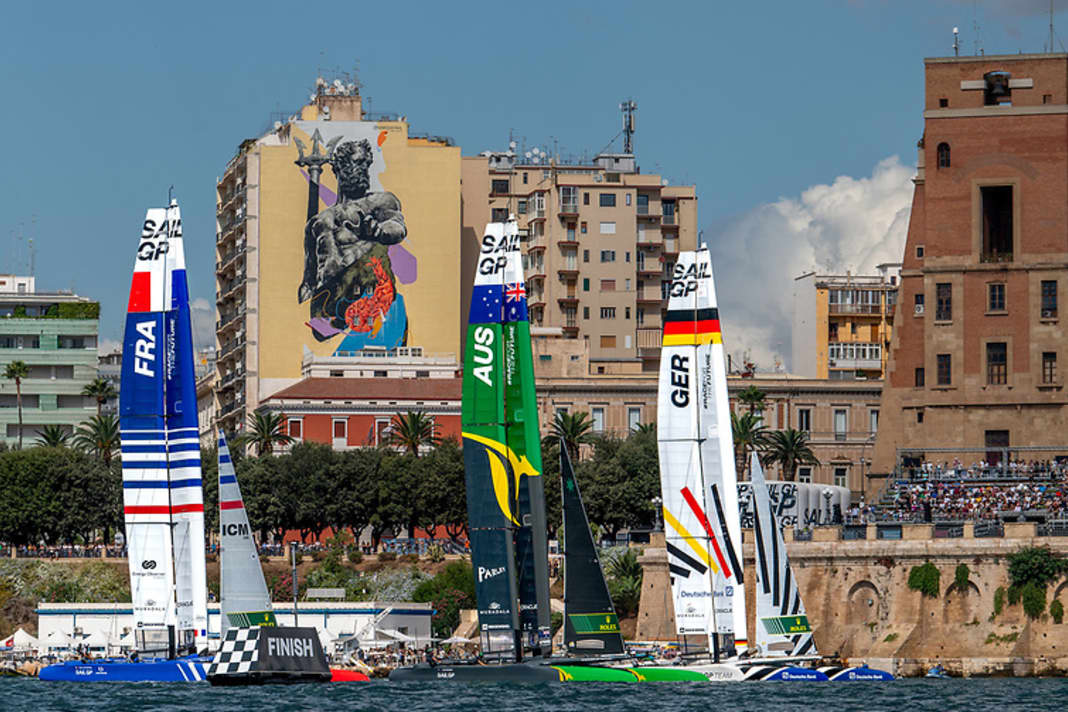Le triathlon s'est dirigé vers la ligne d'arrivée.