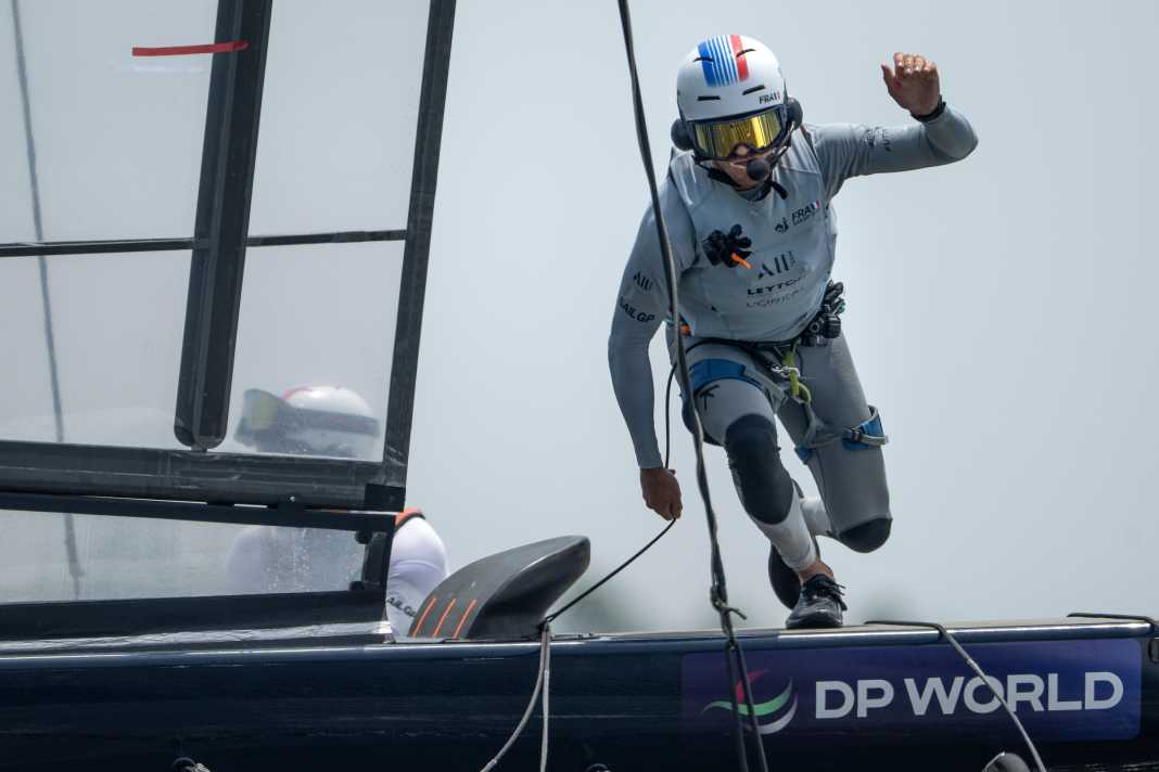 Ici, Kevin Peponnet fonce encore sur le foiler français. La saison prochaine, le Français portera l'or noir et rouge.