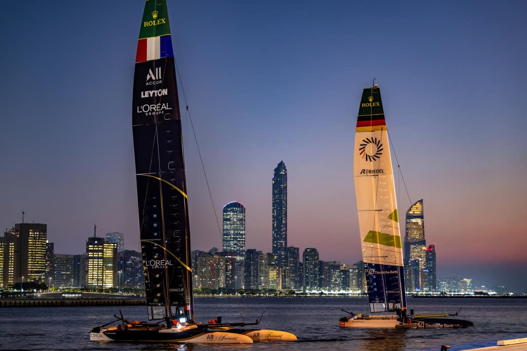 Le F50 dei Bleus e della squadra tedesca davanti allo skyline di Abu Dhabi.