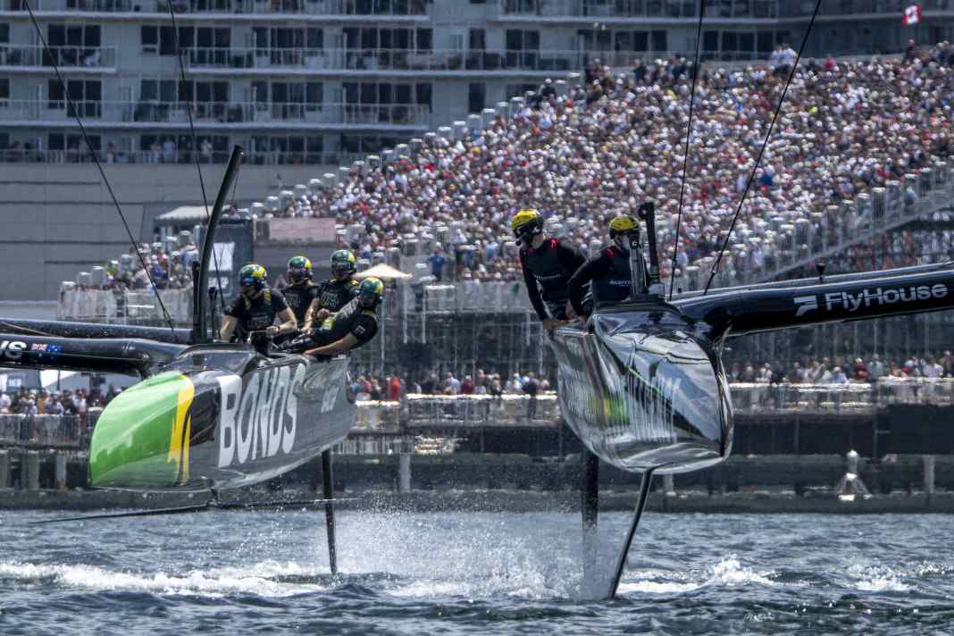 Quelle photo de Ricardo Pinto ! Ce magnifique cliché des Bonds Flying Roos d'Australie et des NorthStar Canada devant les tribunes bondées d'Halifax.