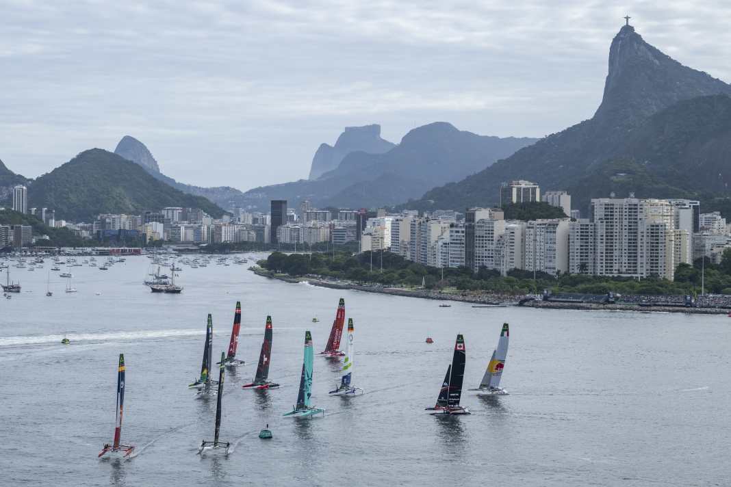 Der Blick auf die SailGP-Flotte vor der Kulisse von Rio de Janeiro.