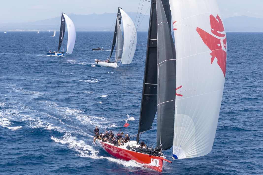 Il TP52 "Red Bandit" di Carl-Peter Forster nel suo riconoscibilissimo "look bandito" rosso e bianco.