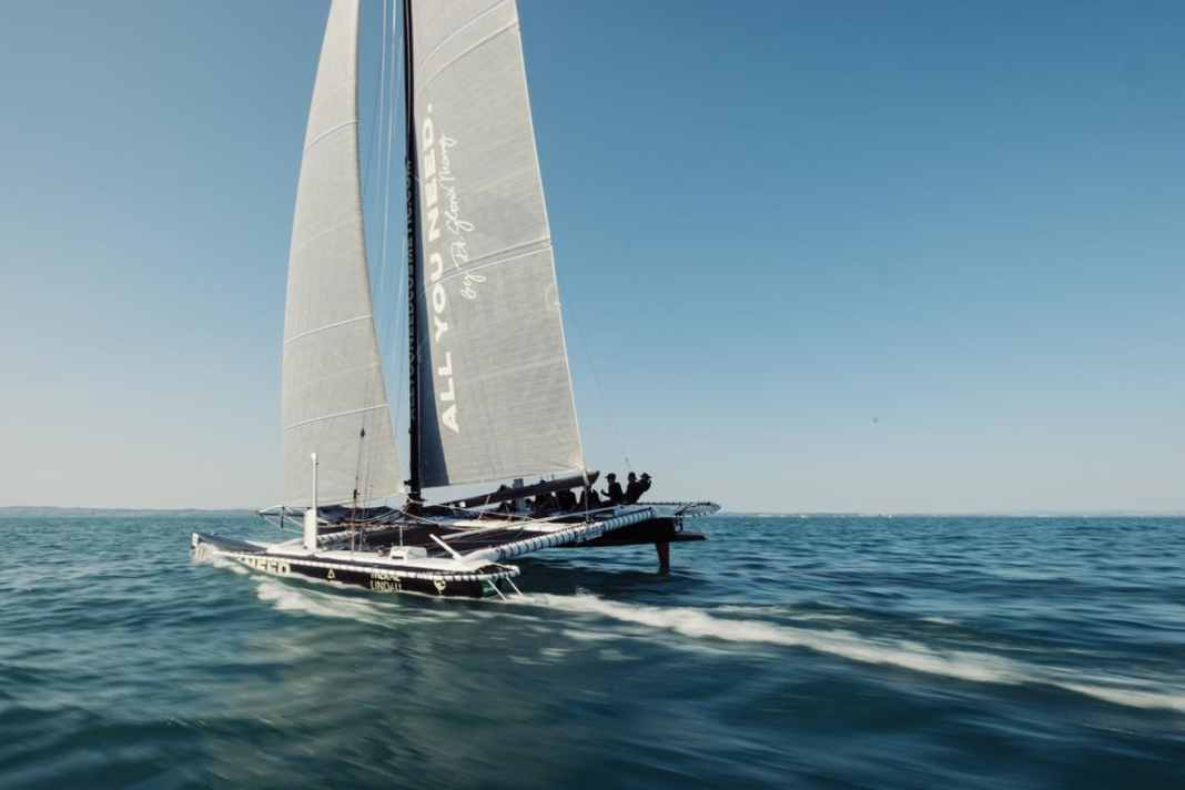 Il catamarano "All you need" si è allontanato da tutti.