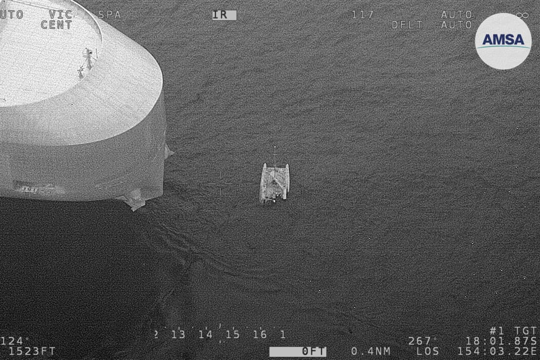Le catamaran à l'avant du cargo