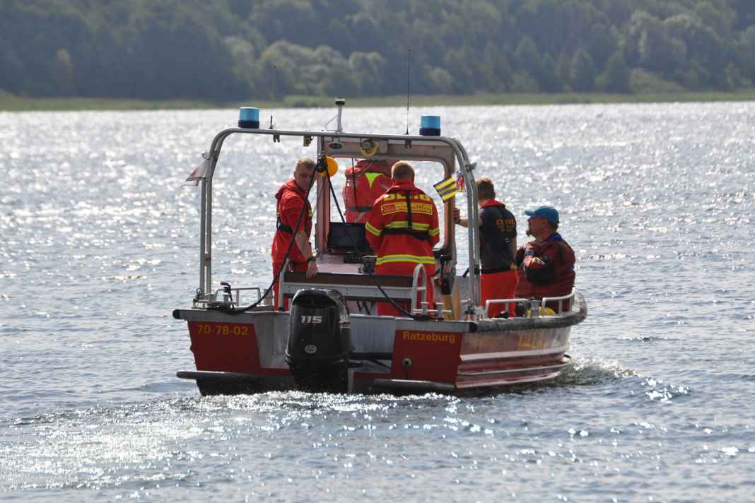 The DLRG Ratzeburg emergency services searching for the missing sailor