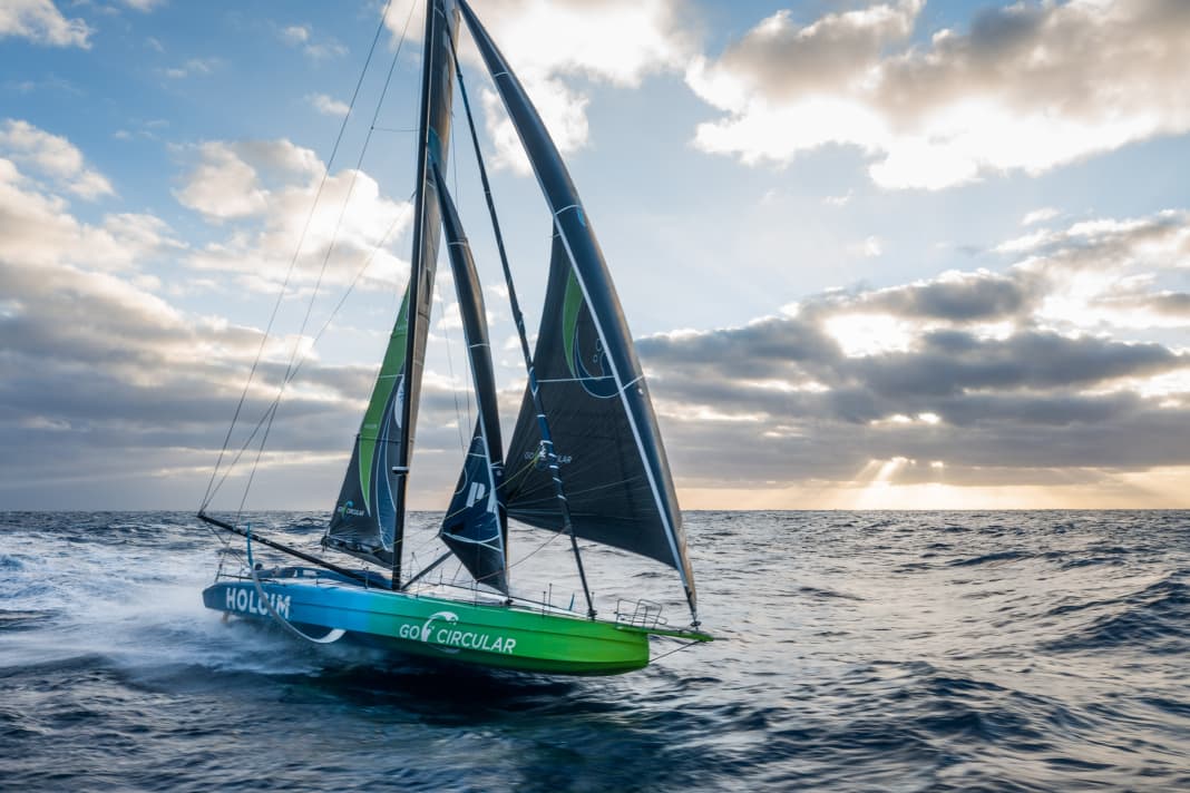 Il Team Holcim - PRB di Kevin Escoffier guida la flotta di Imoca nella prima tappa