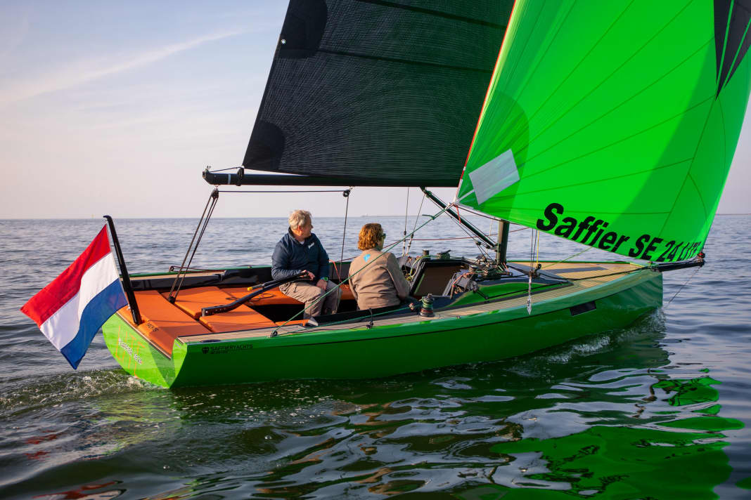 Viel Platz für die Mannschaft im Cockpit. Das Achterdeck wird mit Polstern zur Sonnenbank