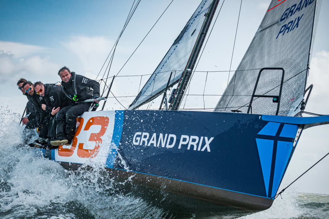 The hull of the SE 33 GP is the same as that of the Weekender SE 33 Life. The keel and rudder also remain unchanged