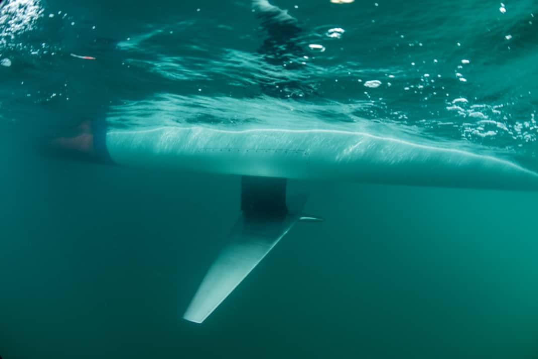 Das jüngste Probe-Foil der SailGP-Klasse bei Tests. Es ist aus Titan gefräst, der torpedoförmige Vorbau  unten in der Mitte ist die Vorderseite der Tragfläche