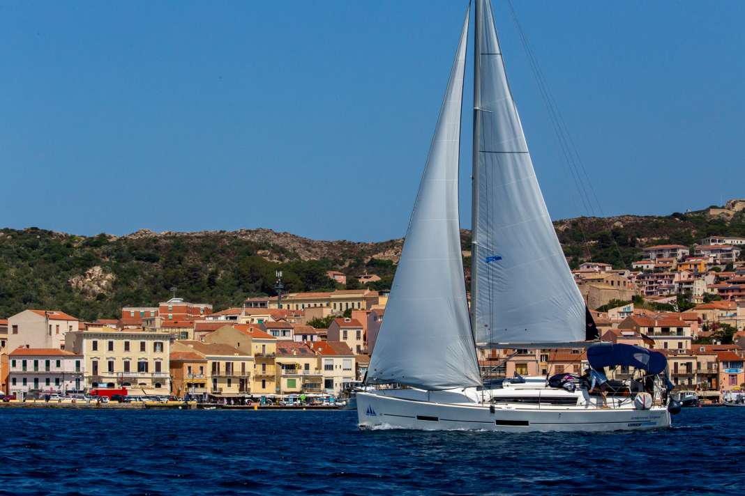 Die Dufour 38 segelt  vor dem Hauptort von  Maddalena auf der  gleichnamigen Insel.