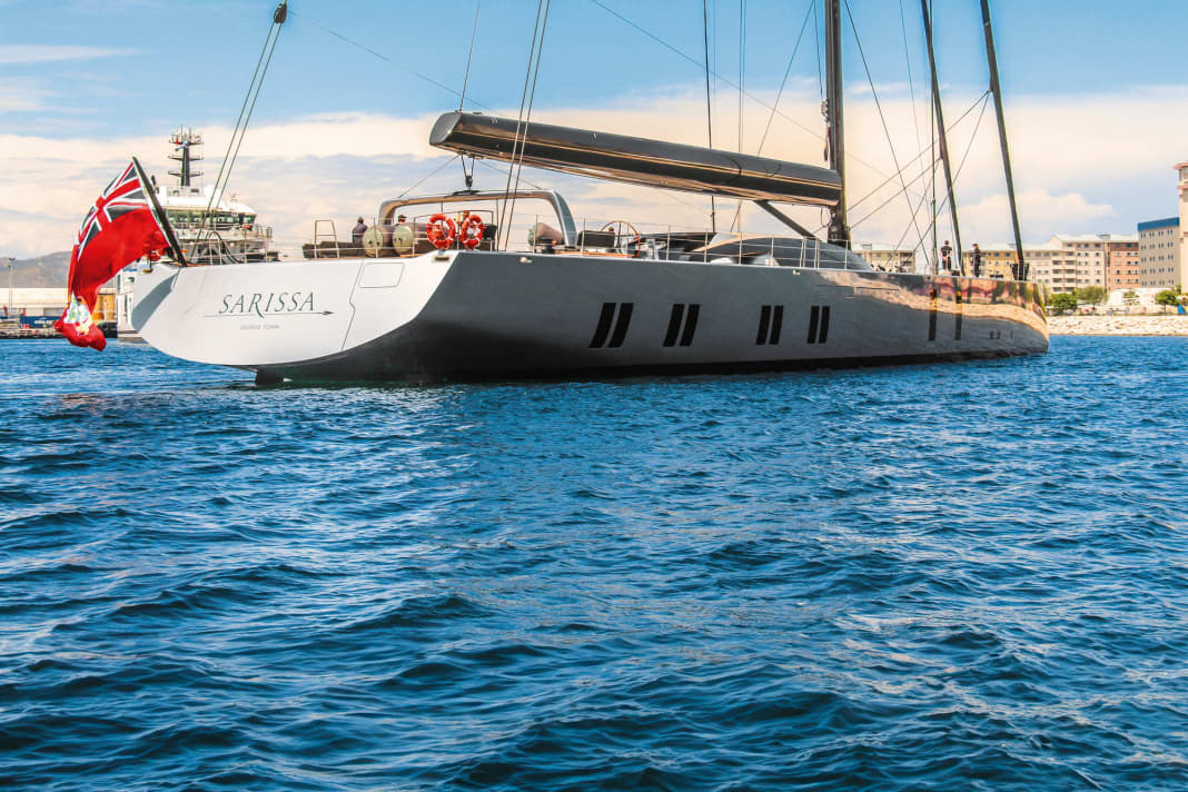 25. Sarissa: Lange bekannt als „Projekt 404“ hat sich der Vorhang zu „Sarissa“ weiter gelüftet. Das knapp 60 Meter lange Royal-Huisman-Projekt punktet mit einem aalglatten, grau lackierten Alu-Rumpf mit Wavepiercer-Bug, dazu kommt ein ultraflacher Aufbau und ein sehr aufgeräumtes Deck. Für den Vortrieb sorgt ein Rigg-Paket von Southern Spars mit kaptiven Rondal-Winschen. Konstrukteur Malcolm McKeon hatte für die Slup reichlich Regattasiege im Visier, auf seiner Liste standen daher ein Liftkiel sowie einfahrbare Antriebe. Rein optisch fallen besonders die Rumpffenster auf, die rechteckig und lang gezogen an die bodentiefen Fenster moderner Neubauten erinnern. So fällt reichlich Tageslicht in das Interieur von Guillaume Rolland. Der Designer ist nach dem Tod des Gründers ein führender  Kreativkopf im Studio Liaigre.