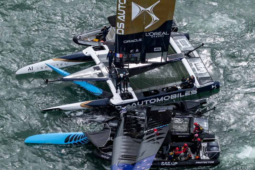 Kurz nach der dramatischen Kollision: Die demolierten und ineinander verkeilten F50-Foiler der Black Foils und des DS Team France.