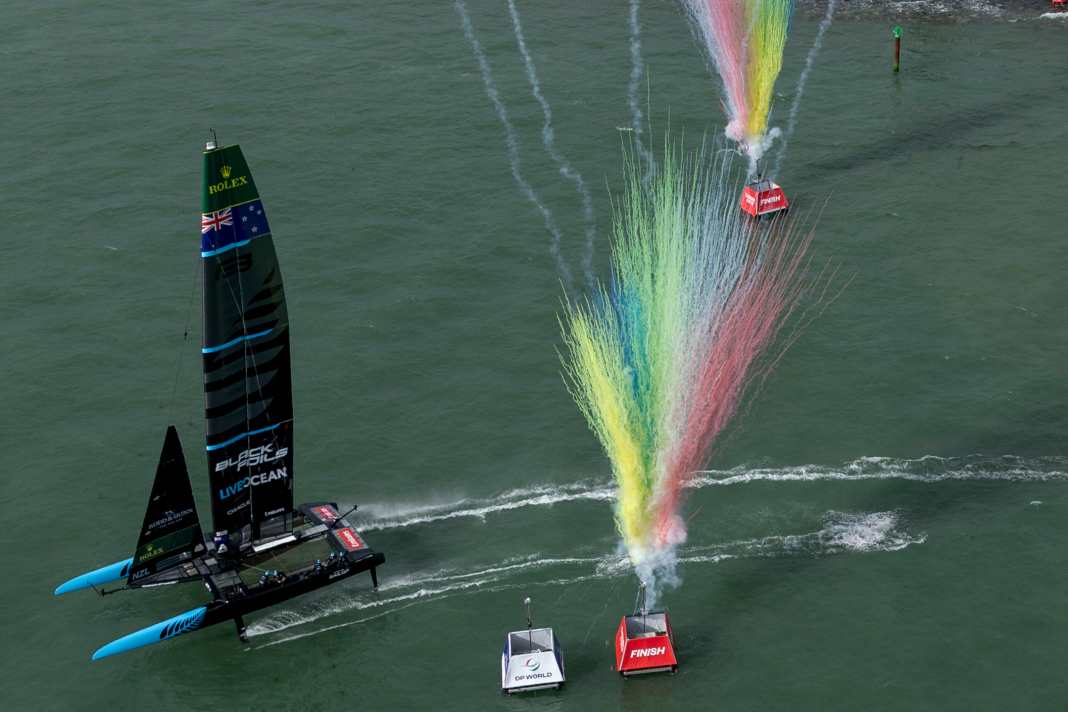 Fuochi d'artificio dei pirotecnici per i vincitori di Portsmouth dalla Nuova Zelanda.